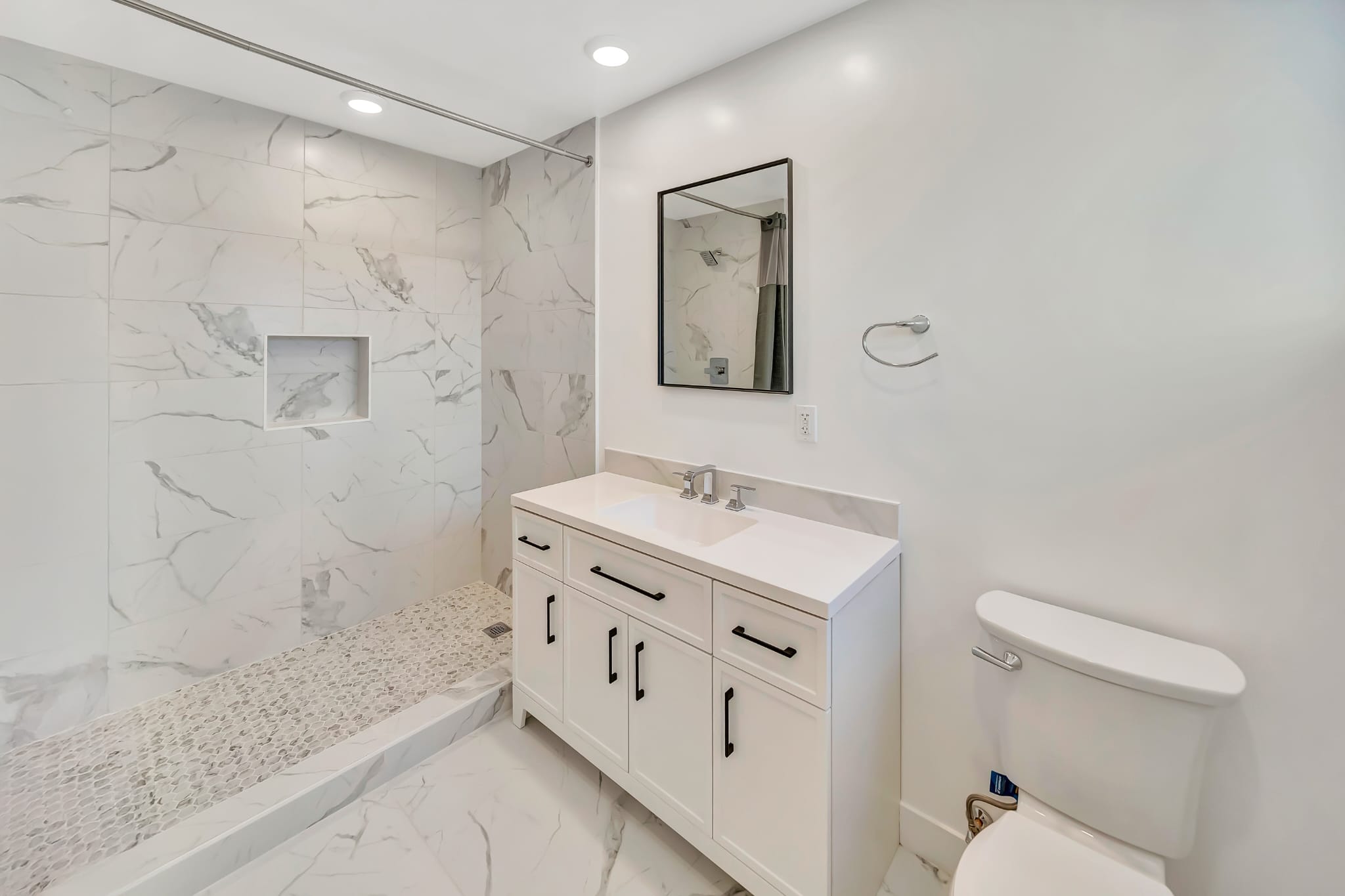 Modern en-suite bathroom