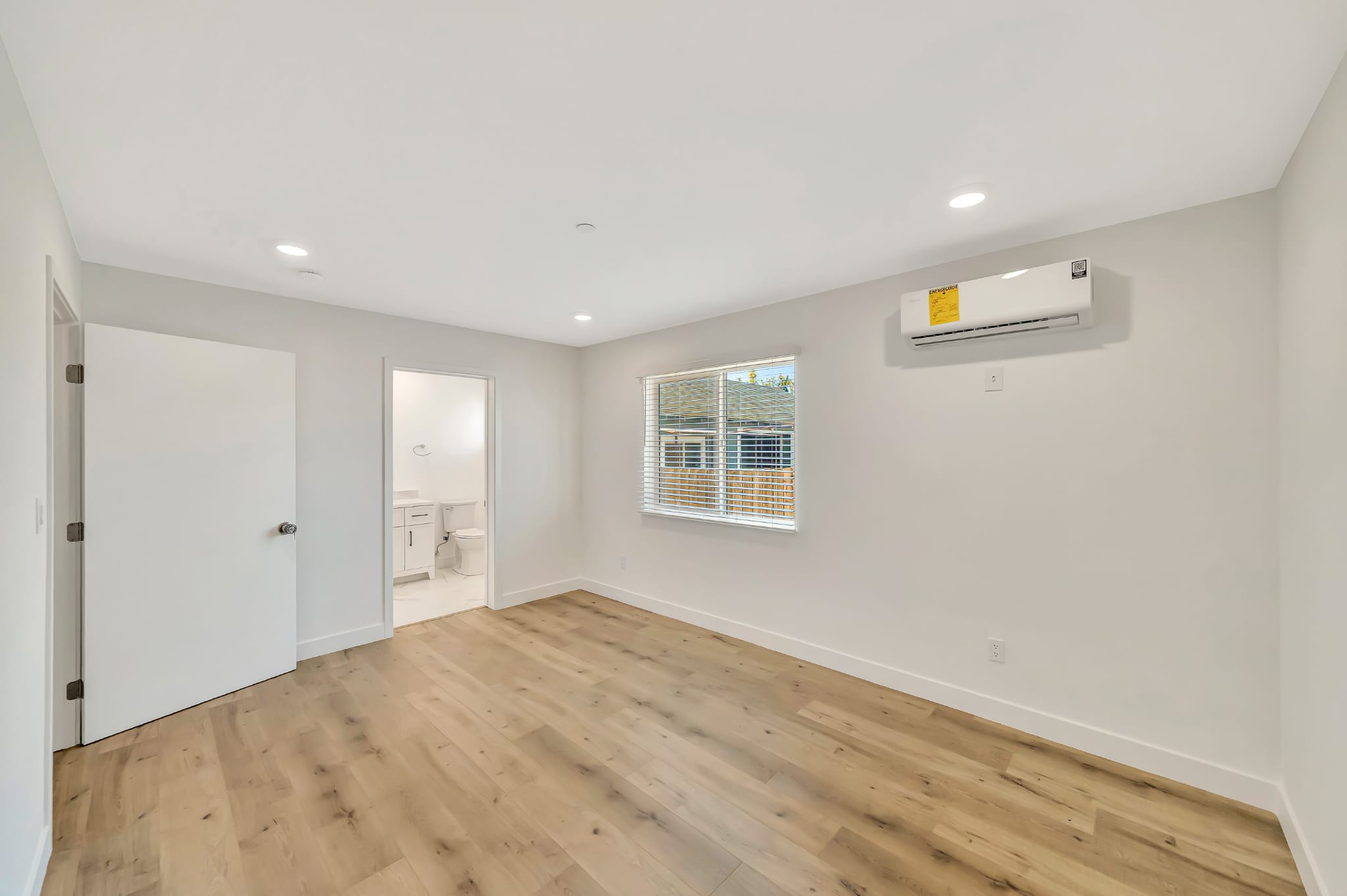 Walk-in shower with niche